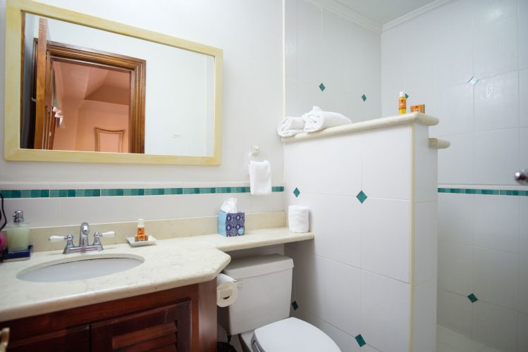 33A-Twin-Bathroom-Upstairs-scaled.jpg42