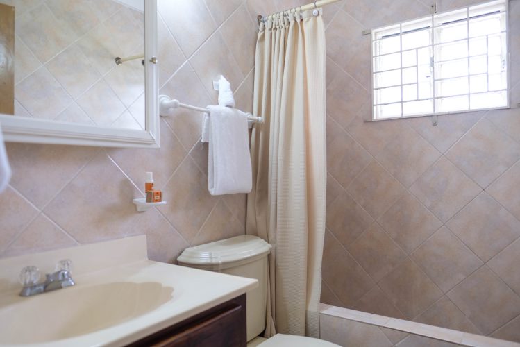 41-Cottage-2-Twin-Beds-Bathroom-scaled.jpg34